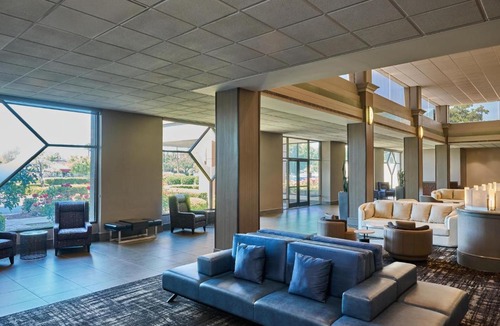 Newark Hotel | DoubleTree by Hilton Newark-Fremont