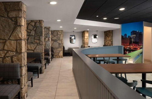 Moon Township Hotel | DoubleTree by Hilton Pittsburgh Airport
