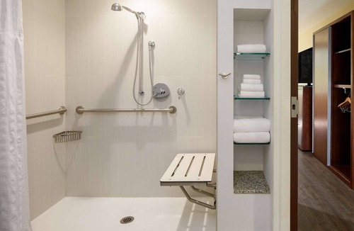 Mars Hotel | DoubleTree by Hilton Pittsburgh - Cranberry