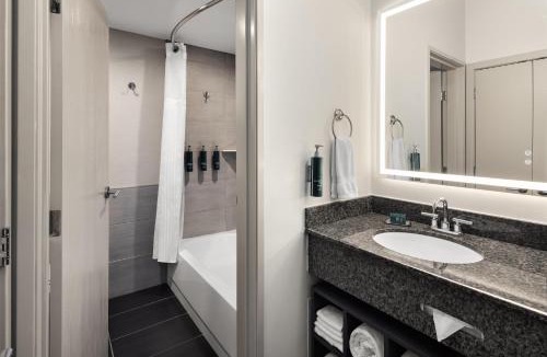 Racine Hotel | DoubleTree by Hilton Racine Harbourwalk