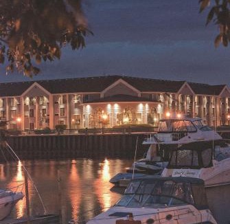 Racine Hotel | DoubleTree by Hilton Racine Harbourwalk