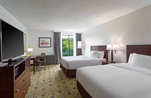 Strabane Hotel | DoubleTree by Hilton Washington Meadow Lands Casino Area