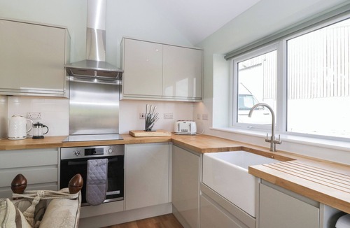Mere Cottage | DOUBLETREE COTTAGE, pet friendly, with a garden in Mere