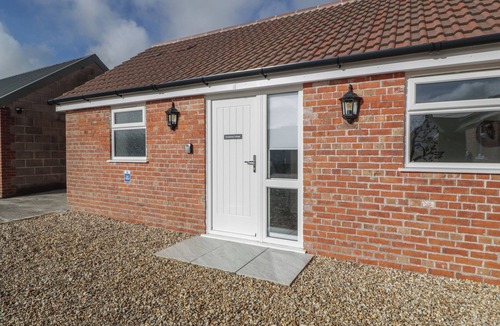 Mere Cottage | DOUBLETREE COTTAGE, pet friendly, with a garden in Mere