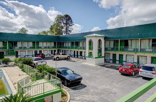 Douglas Apartment | Douglas GA | King Bed