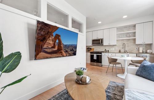 Downtown Salt Lake City Apartment | Downtown Luxury 1BD- Pool Spa Bowl Golf Gym Parkng