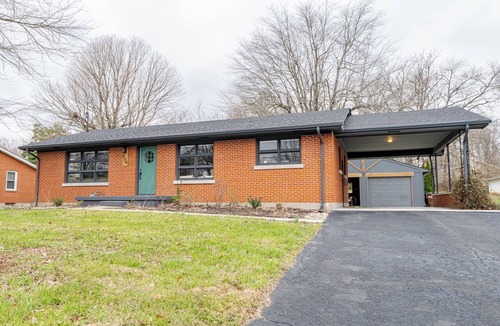 Elizabethtown House | Down the stretch Cozy 3 bedroom in Elizabethtown, KY with outdoor living area