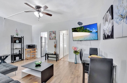 Pineapple Grove Arts District Cottage | DOWN TOWN DELRAY, walk to Atlantic Ave, beach, pets are welcome