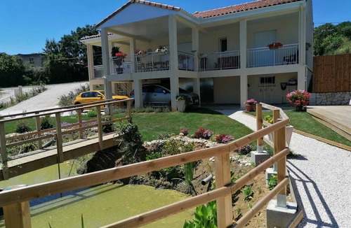 Calignac House | Downhill modern villa nice pool & spa