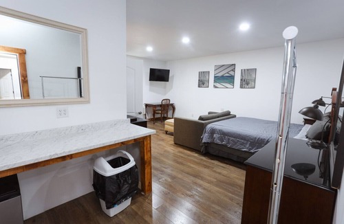 Keeling Hotel | Downstairs King-sized Bed