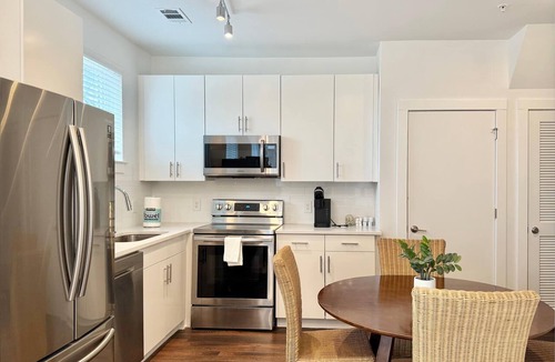 Old Fourth Ward Apartment | Downtown 1B1B Modern Apartment! Free Street Parking!