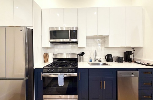 Downtown Apartment | Downtown 1BR Apartment with Private Kitchen, Walk to PPAC & Convention Center