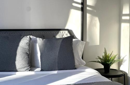 Downtown Apartment | Downtown 1BR Apt with kitchen and laundry, Near Convention Center and PPAC
