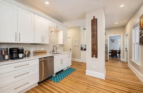 Brewers Hill House | Downtown-2 King Beds-hot tub-Double Shower-Parking