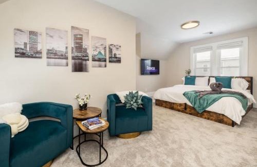 Brewers Hill House | Downtown-2 King Beds-hot tub-Double Shower-Parking