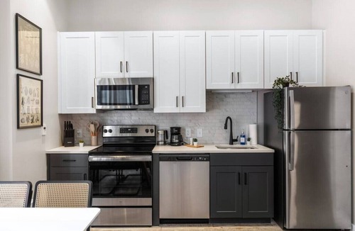 Downtown Cincinnati Apartment | Downtown 2BR with Gym, Wi-Fi & Coworking Space