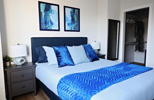 North Central Edmonton House | Downtown 3 Queen Beds AC Double Garage Disney