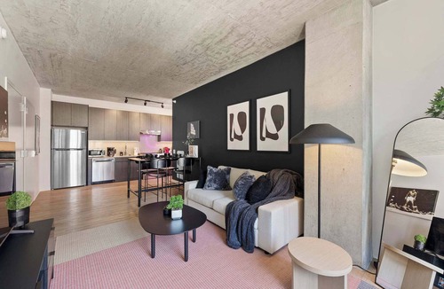 The Loop Apartment | Downtown 3BD 3BA Condo|Parking, Pool, Gym, Rooftop