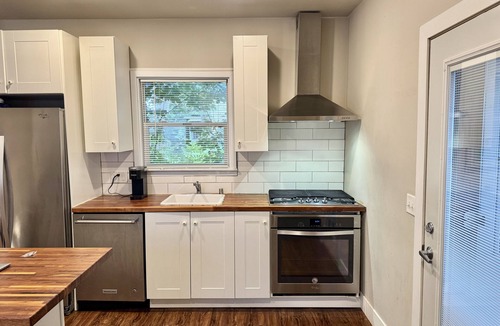 Tenney-Lapham House | Downtown 3BR Walkable Home Near UW, Stadium, Restaurants + Free Parking