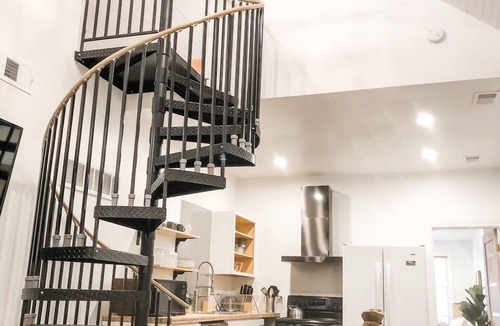 Westside North House | DOWNTOWN, 5 STARs, 65" TV, 4 BR/3 baths EN-suite, UPDATED, walkable, BOOK NOW