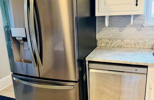 East Riverdale Apartment | Downtown Access Huge Backyard Free Parking