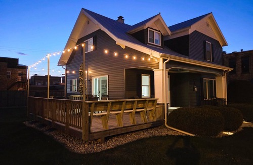Algoma House | Downtown Algoma - Walk to Beach, Shops, Marina. Easy access to Door County!