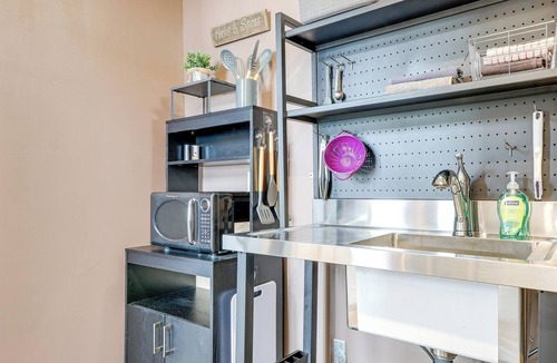 Lancaster Apartment | Downtown Apt: 23 Mi to Hocking Hills State Park