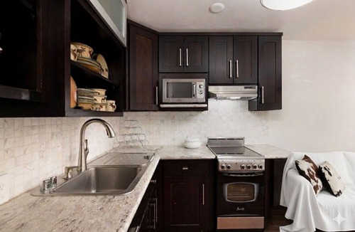 Aspen Condo | Downtown Aspen! Full Kitchen, Comfy Bed, Quiet, Parking! Professionals Welcome!