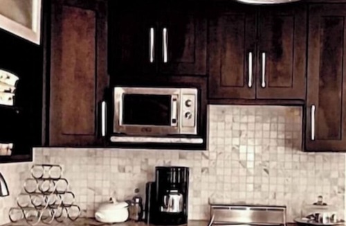 Aspen Condo | Downtown Aspen! Full Kitchen, Comfy Bed, Quiet, Parking! Professionals Welcome!