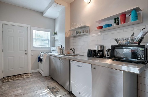 Clarksville Apartment | DOWNTOWN AUSTIN SLEEPS 4-WALK TO 6thST- SXSW,ACL,Many Shops,Restaurants,Bars