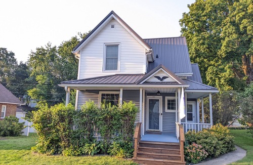 Baraboo House | Downtown Baraboo Blu-Mae Marie Folk House