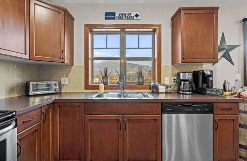 Invermere Apartment | Downtown Basecamp | Stylish | Games Room