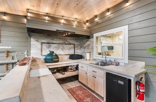 Mobile House | Downtown & Beach accessible Hot Tub Firepit large yard