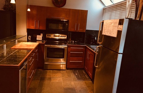 Downtown Vancouver House | Downtown Beach District, 2 Bedroom; Private Ent. Patio Free Parking; Pool, Gym+