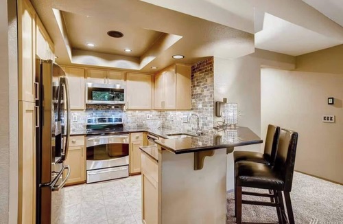 Northwest Bellevue Condo | Downtown Bellevue 2BR Condo Free Reserved Parking