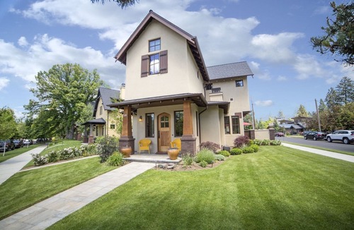 River Terrace House | Downtown Bend Oregon Vacation Rental Hot Tub Free Wifi Awbrey Courtyard with Awbrey Suite