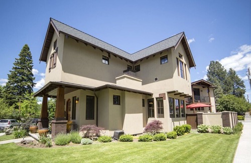 River Terrace House | Downtown Bend Oregon Vacation Rental Hot Tub Free Wifi Awbrey Courtyard with Awbrey Suite