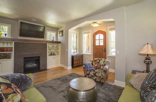 River Terrace House | Downtown Bend Oregon Vacation Rental Hot Tub Free Wifi Awbrey Courtyard with Awbrey Suite