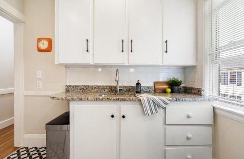 Beverly Apartment | Downtown Beverly Minutes to Salem+Train w/Parking