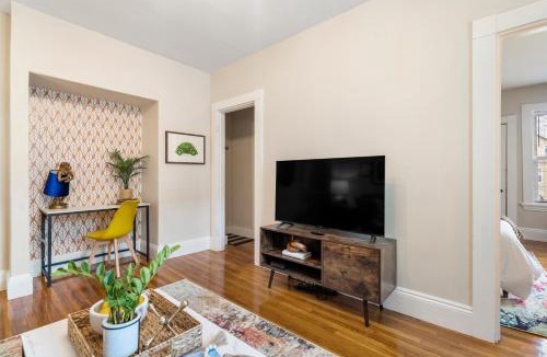 Beverly Apartment | Downtown Beverly Minutes to Salem+Train w/Parking