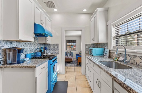 Williams House | Downtown Blue Bungalow w/Fully Fenced Yard, AC, W/D, 3 Smart TVs, Den, Fast WiFi