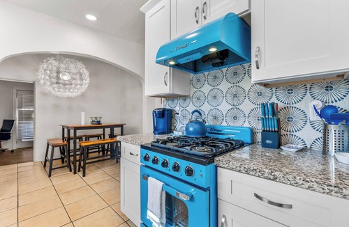 Williams House | Downtown Blue Bungalow w/Fully Fenced Yard, AC, W/D, 3 Smart TVs, Den, Fast WiFi