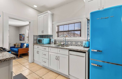 Williams House | Downtown Blue Bungalow w/Fully Fenced Yard, AC, W/D, 3 Smart TVs, Den, Fast WiFi