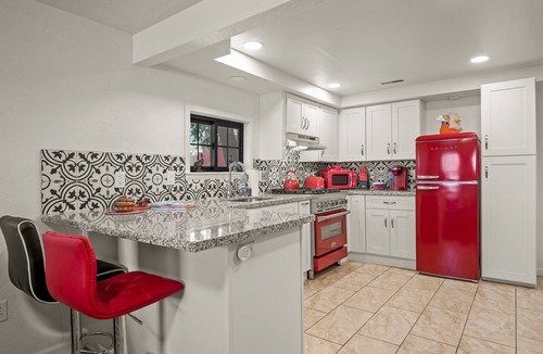 Williams House | Downtown Burgundy Bungalow w/Fully Fenced Yard, AC, W/D, 3 Smart TVs, Fast WiFi