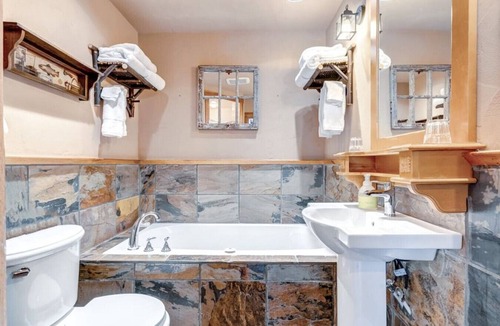 Town Centre Bed & Breakfast | Downtown Canmore-7 Guests