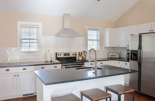 Ridge St. Apartment | Downtown Carriage House | 1 BR close to Downtown