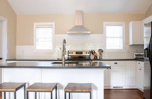 Ridge St. Apartment | Downtown Carriage House | 1 BR close to Downtown