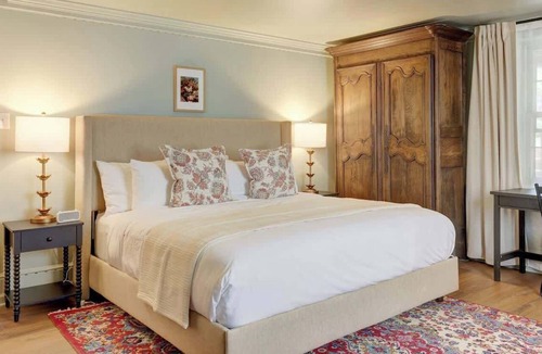 North Downtown Hotel | Downtown Charlottesville King Room The 200 South St Boutique Stay with Pool