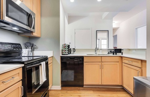 The Loop Apartment | Downtown Chicago Stay with Free In & Out Parking 2