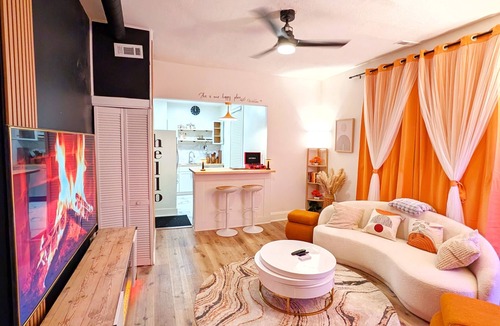 Dayton House | Downtown Cincinnati Game Yard Retreat at Newport City Center 2 King Beds